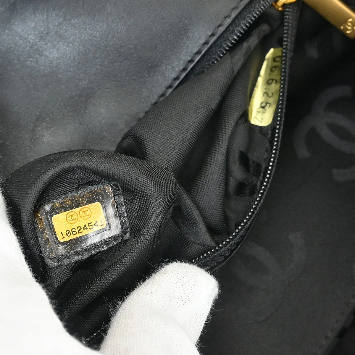 Chanel 2005-2006 Black Straw Shoulder Bag - Image 9