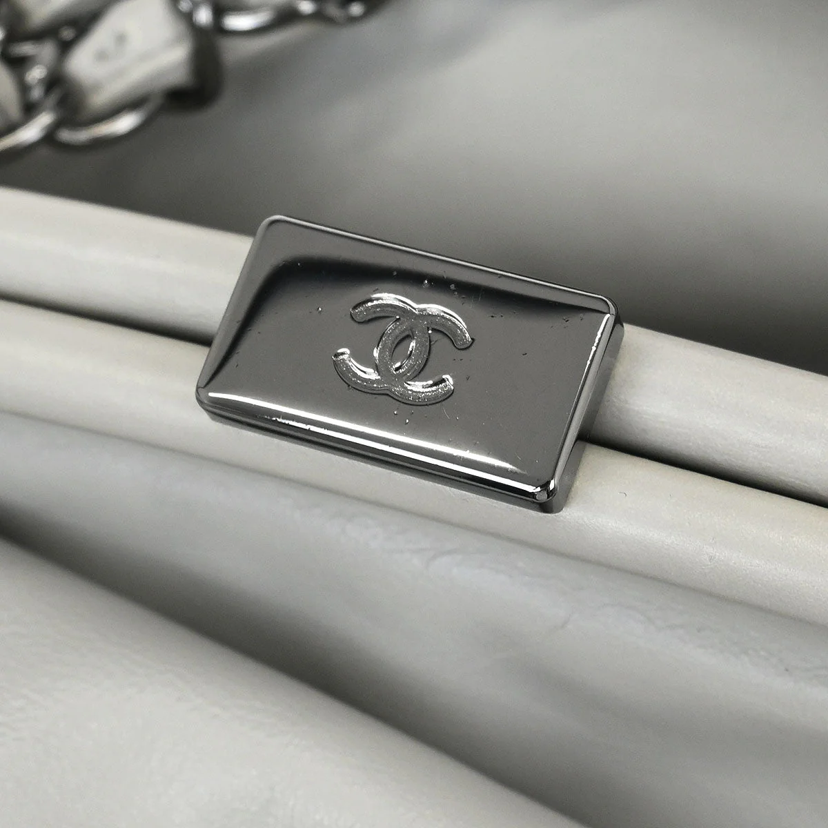 Chanel 2006-2008 Light Gray Lambskin Handbag - Image 6