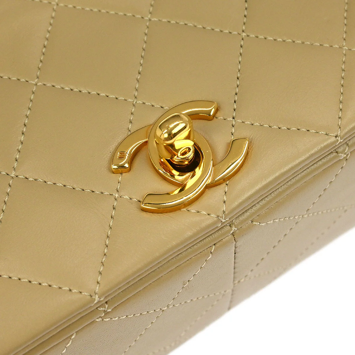 Chanel 1989-1991 Beige Lambskin Turnlock Small Full Flap Shoulder Bag - Image 4