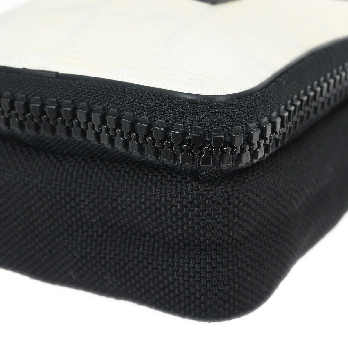 Chanel 2003-2004 White Nylon New Travel Line Shoulder Bag - Image 3