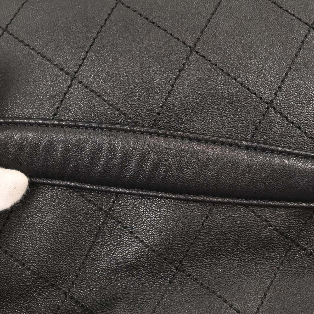 Chanel 2005-2006 Black Lambskin Ultimate Soft Hobo Handbag - Image 4
