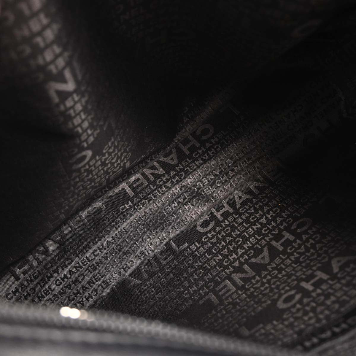 Chanel 2005-2006 Black Lambskin Ultimate Soft Hobo Handbag - Image 5
