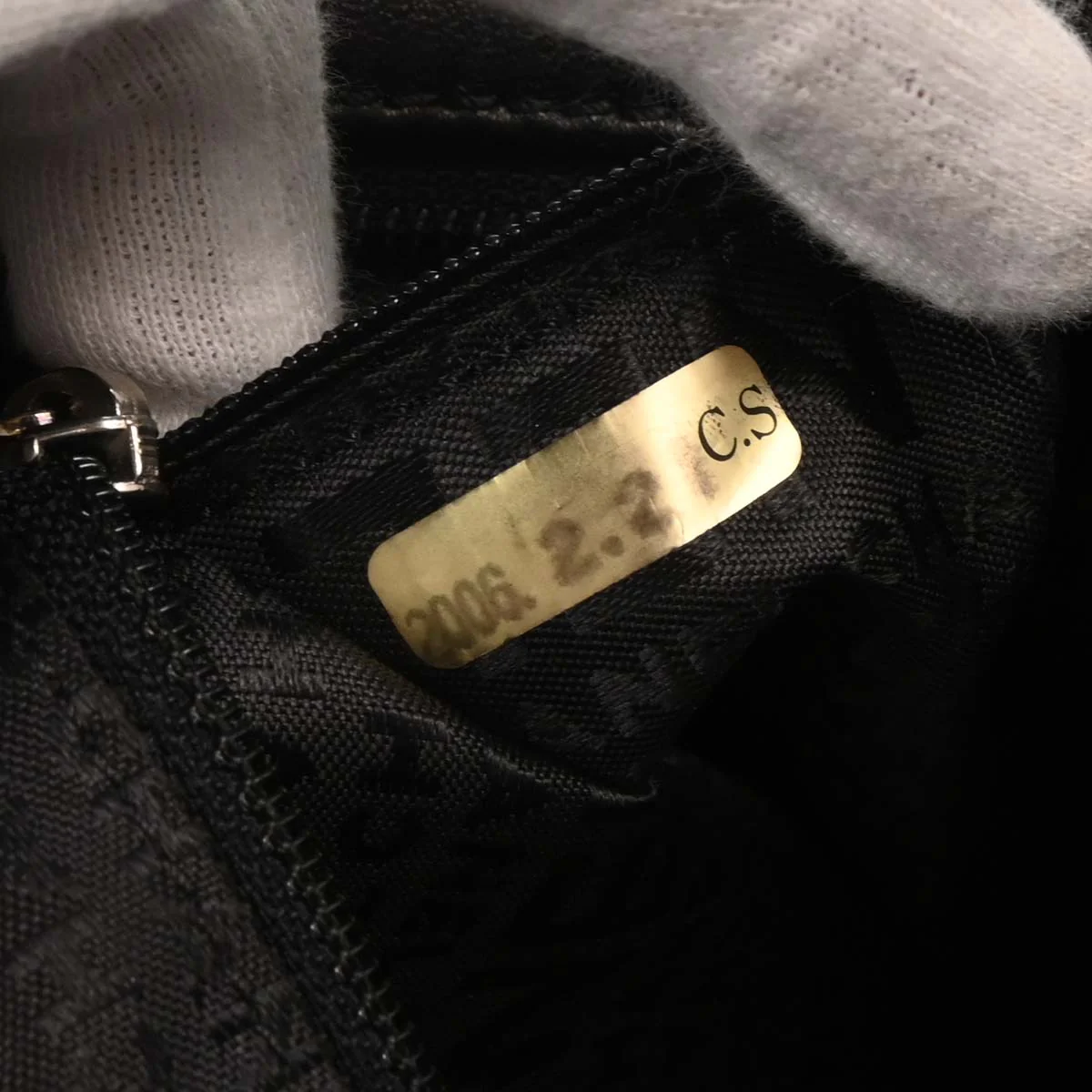 Chanel 2005-2006 Black Lambskin Ultimate Soft Hobo Handbag - Image 7