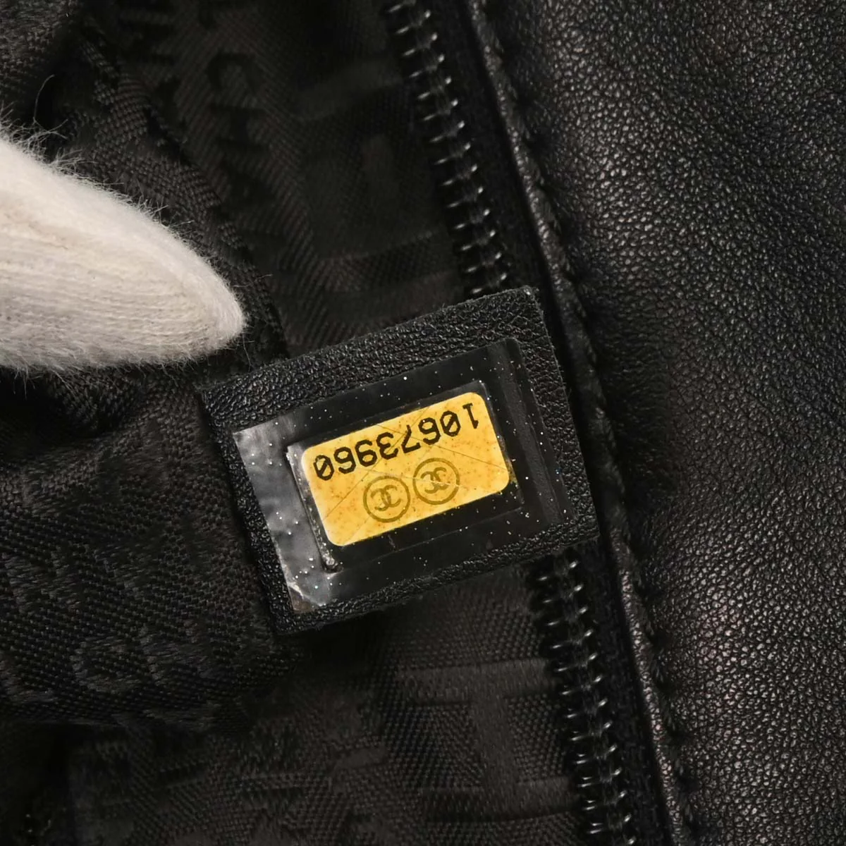 Chanel 2005-2006 Black Lambskin Ultimate Soft Hobo Handbag - Image 8