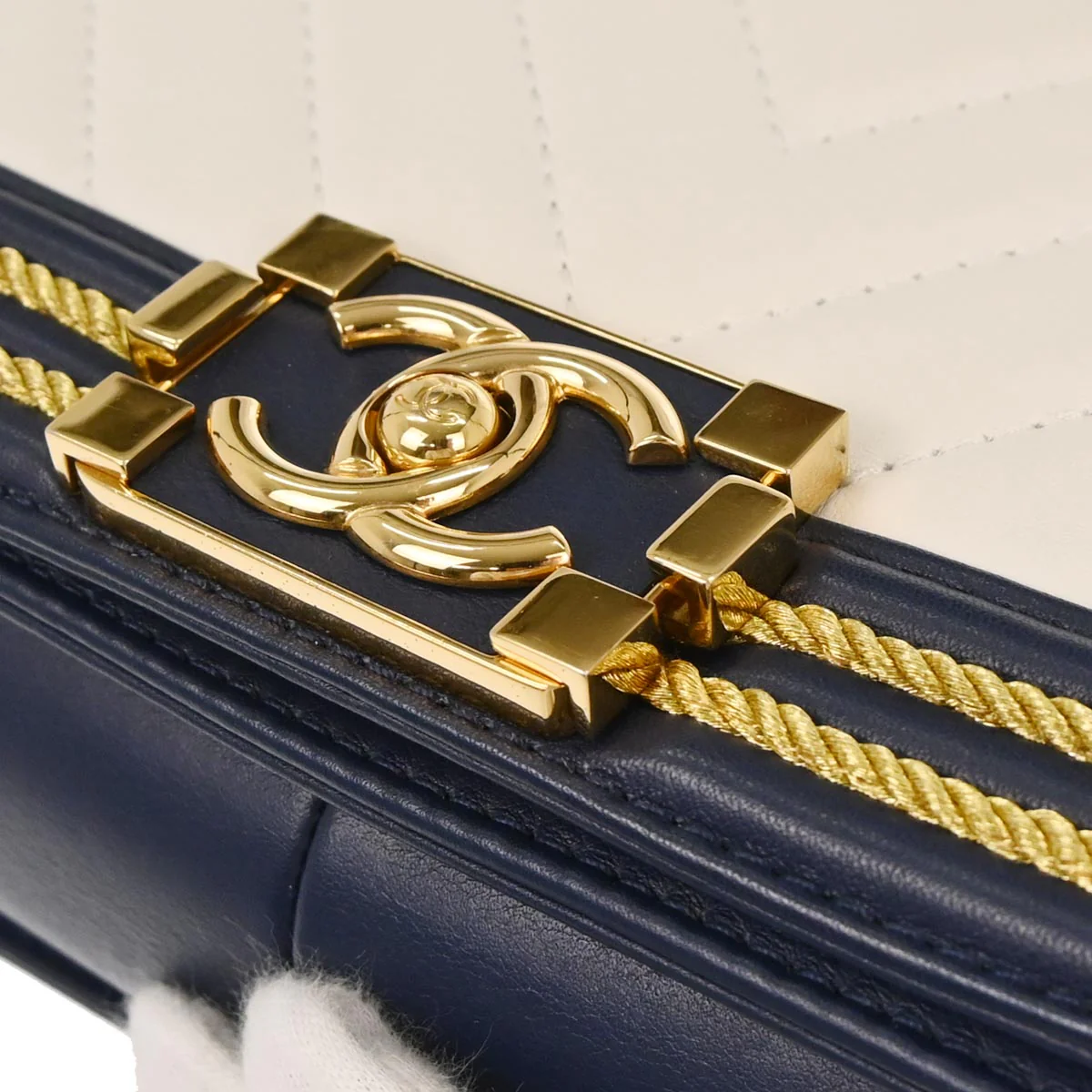 Boy Chanel 2018-2019 White Lambskin Chevron Medium Shoulder Bag - Image 5