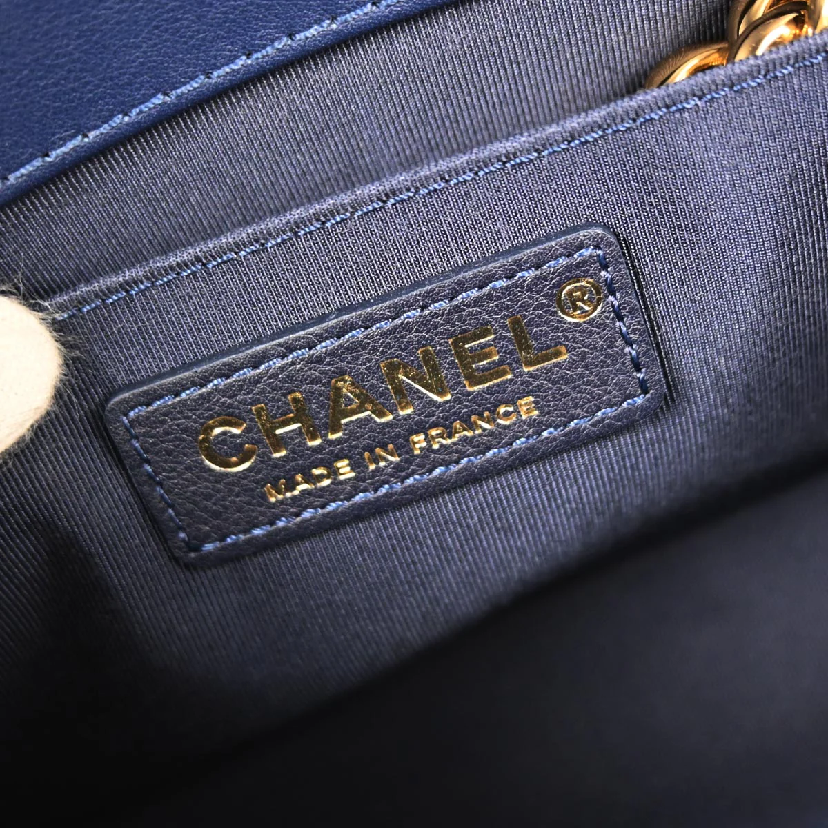 Boy Chanel 2018-2019 White Lambskin Chevron Medium Shoulder Bag - Image 9