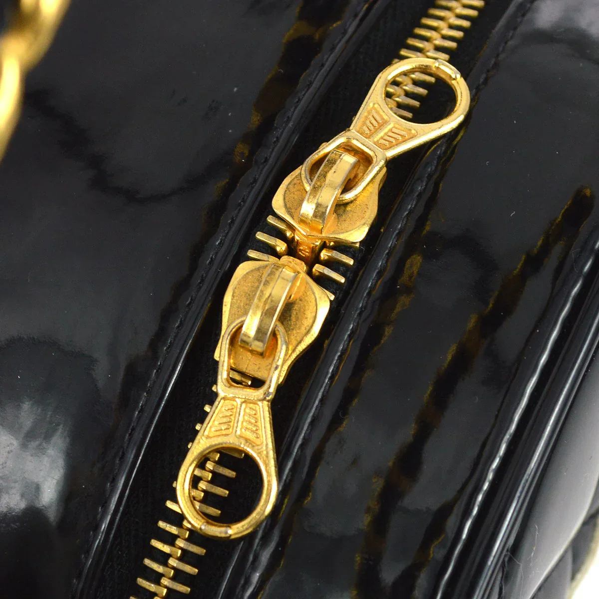 Chanel 1994-1996 Black Patent Leather Round Vanity Handbag - Image 7