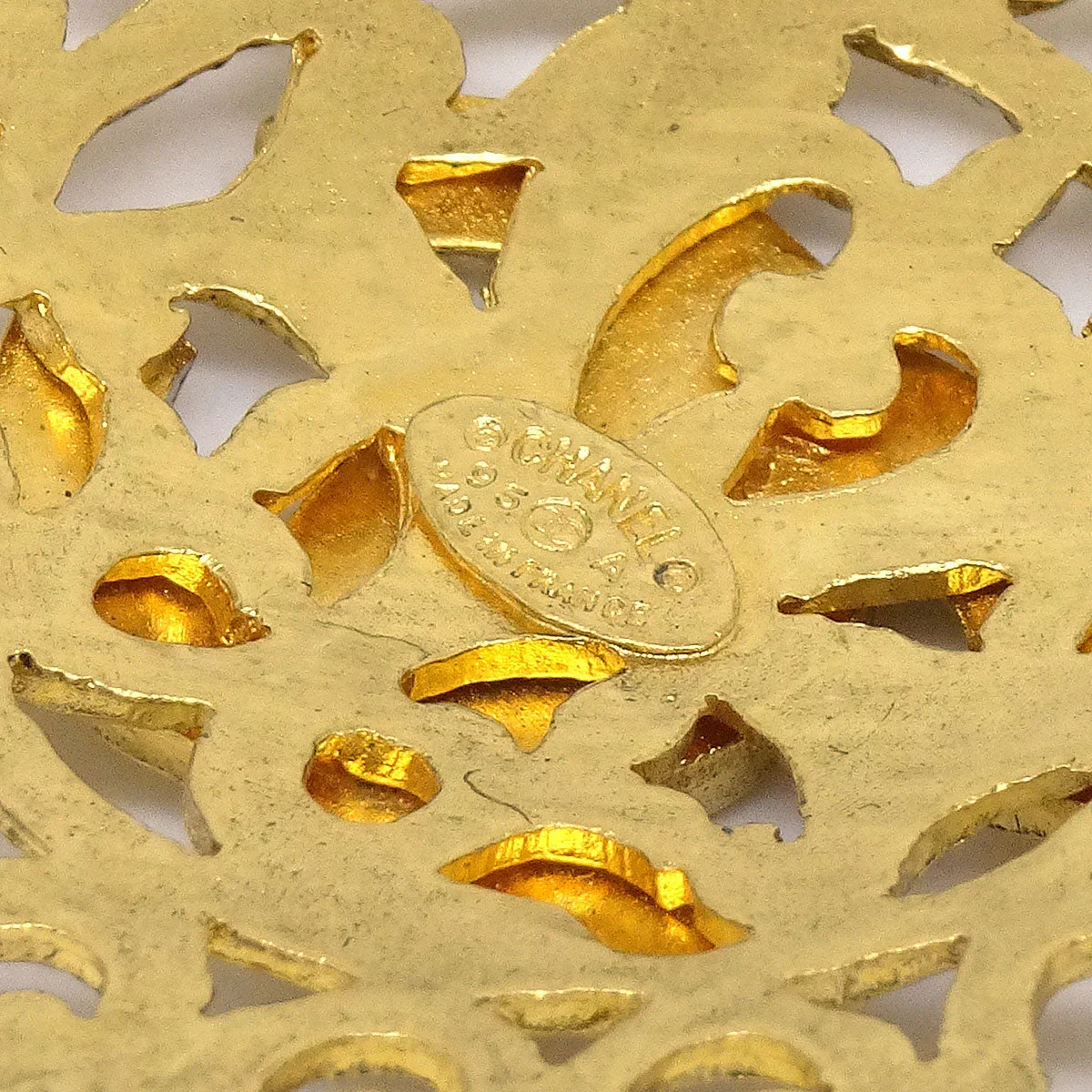 CHANEL1995 Fretwork Paisley Brooch Pin Gold 95A - Image 4