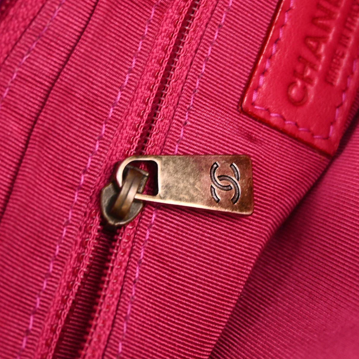Chanel 2000-2001 Rabbit Fur Chain Shoulder Bag - Image 10