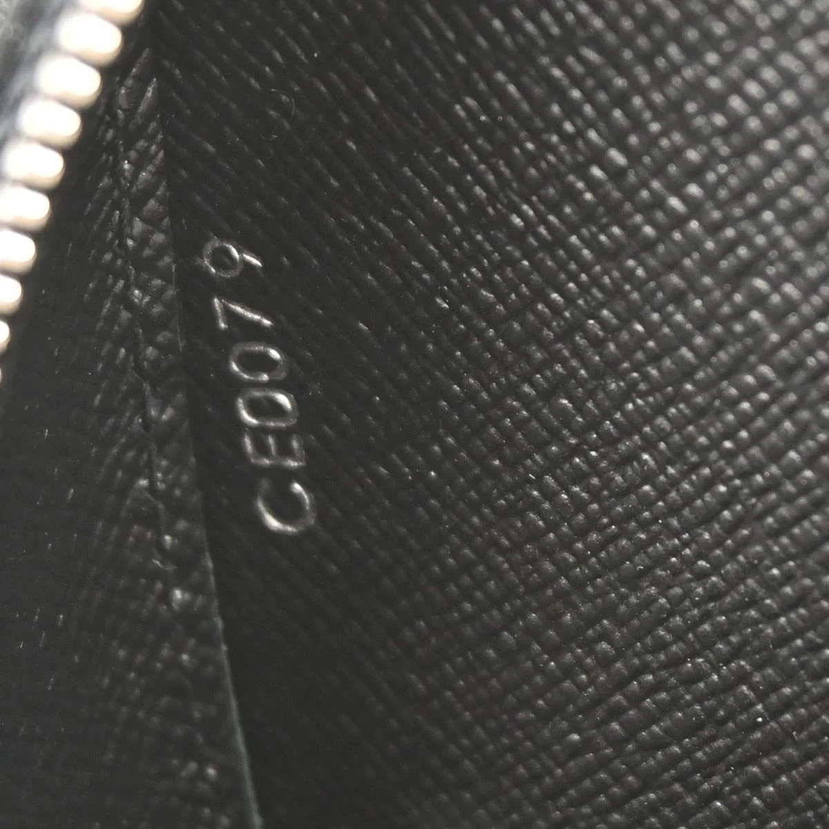 Louis Vuitton Black Taiga Baikal Clutch Handbag M30182 - Image 10