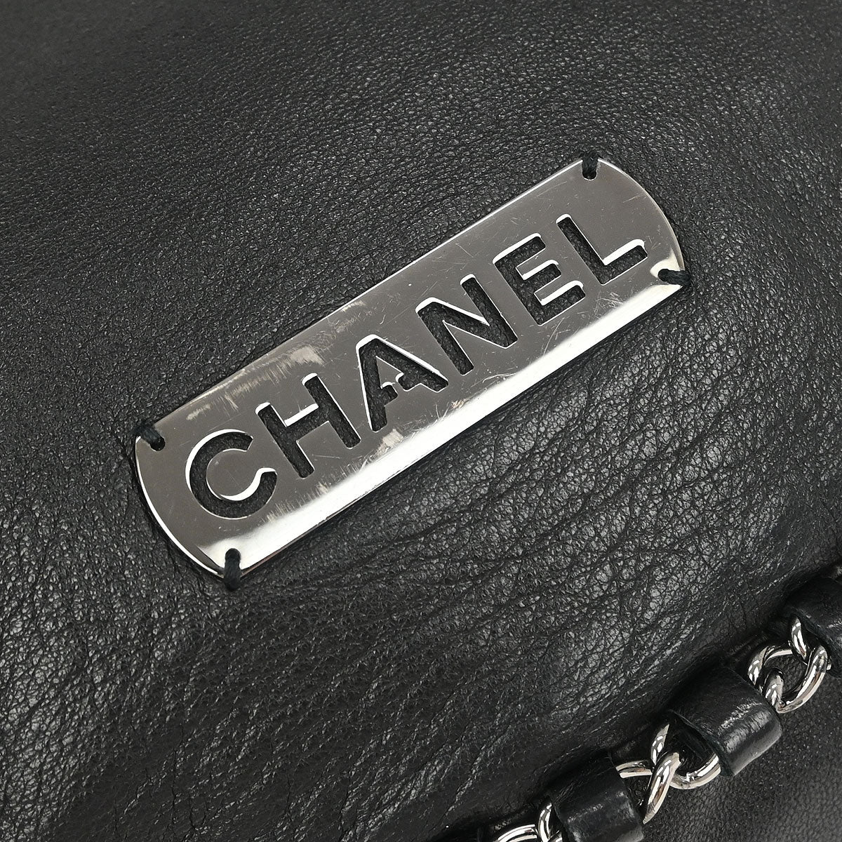 Chanel 2004-2005 Black Calfskin Around Chain Hobo Handbag - Image 4