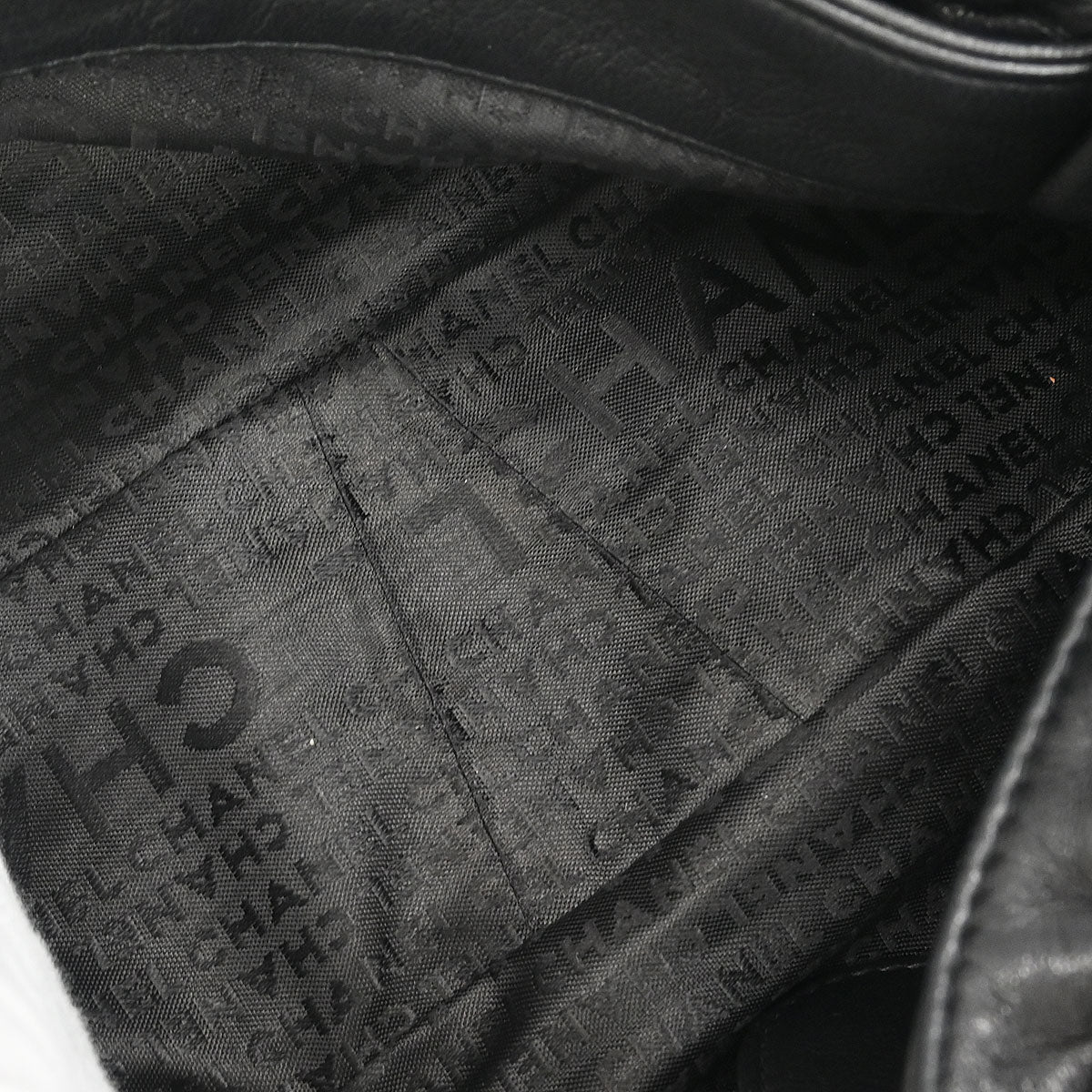 Chanel 2004-2005 Black Calfskin Around Chain Hobo Handbag - Image 7