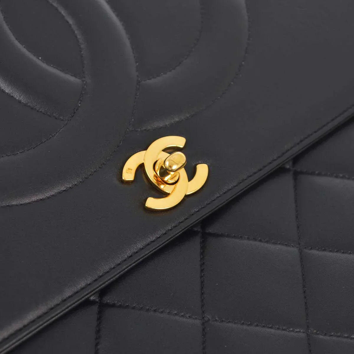 Chanel 1991-1994 Black Lambskin Classic Flap Maxi Jumbo Chain Shoulder Bag - Image 3