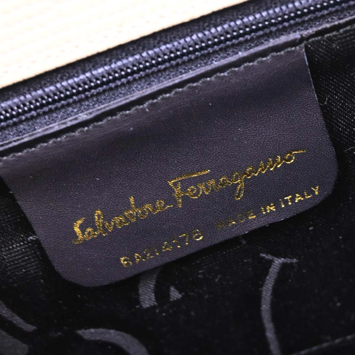 Salvatore Ferragamo * White Vara Bow 2way Shoulder Handbag - Image 10