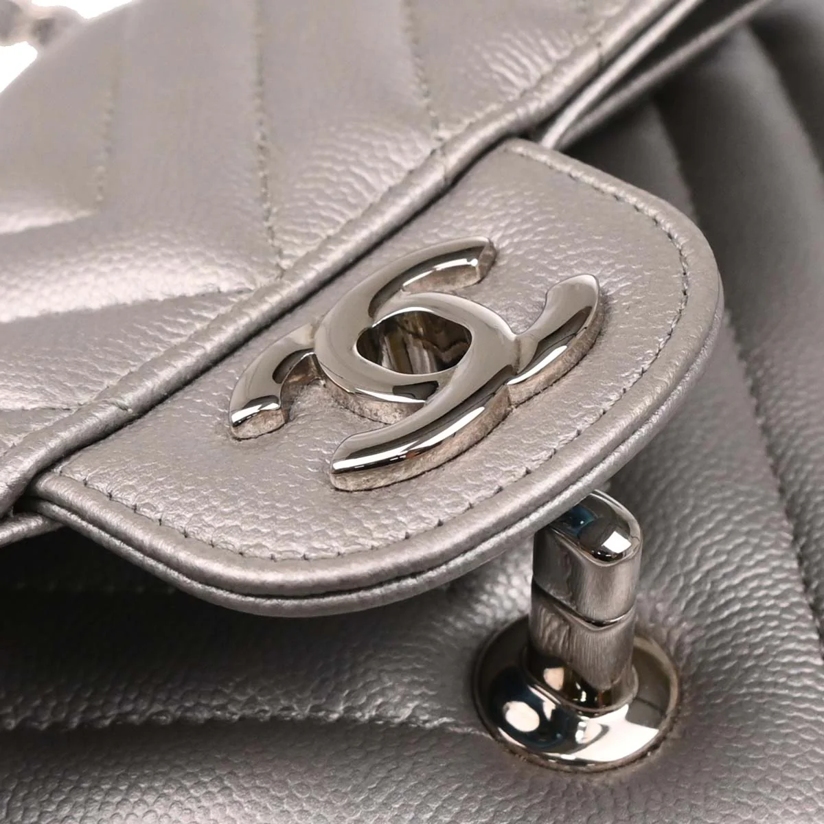Chanel 2016-2017 Silver Caviar Chevron Medium Classic Double Flap Shoulder Bag - Image 6