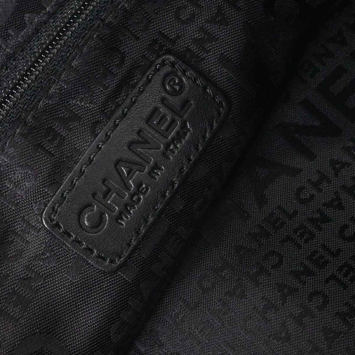 Chanel 2002-2003 Black Lambskin Choco Bar Handbag - Image 17