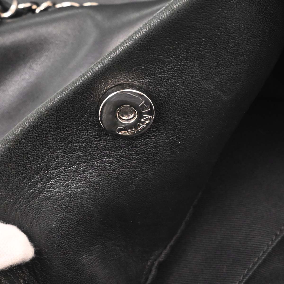 Chanel 2009-2010 Black Lambskin Tote Chain Handbag - Image 17