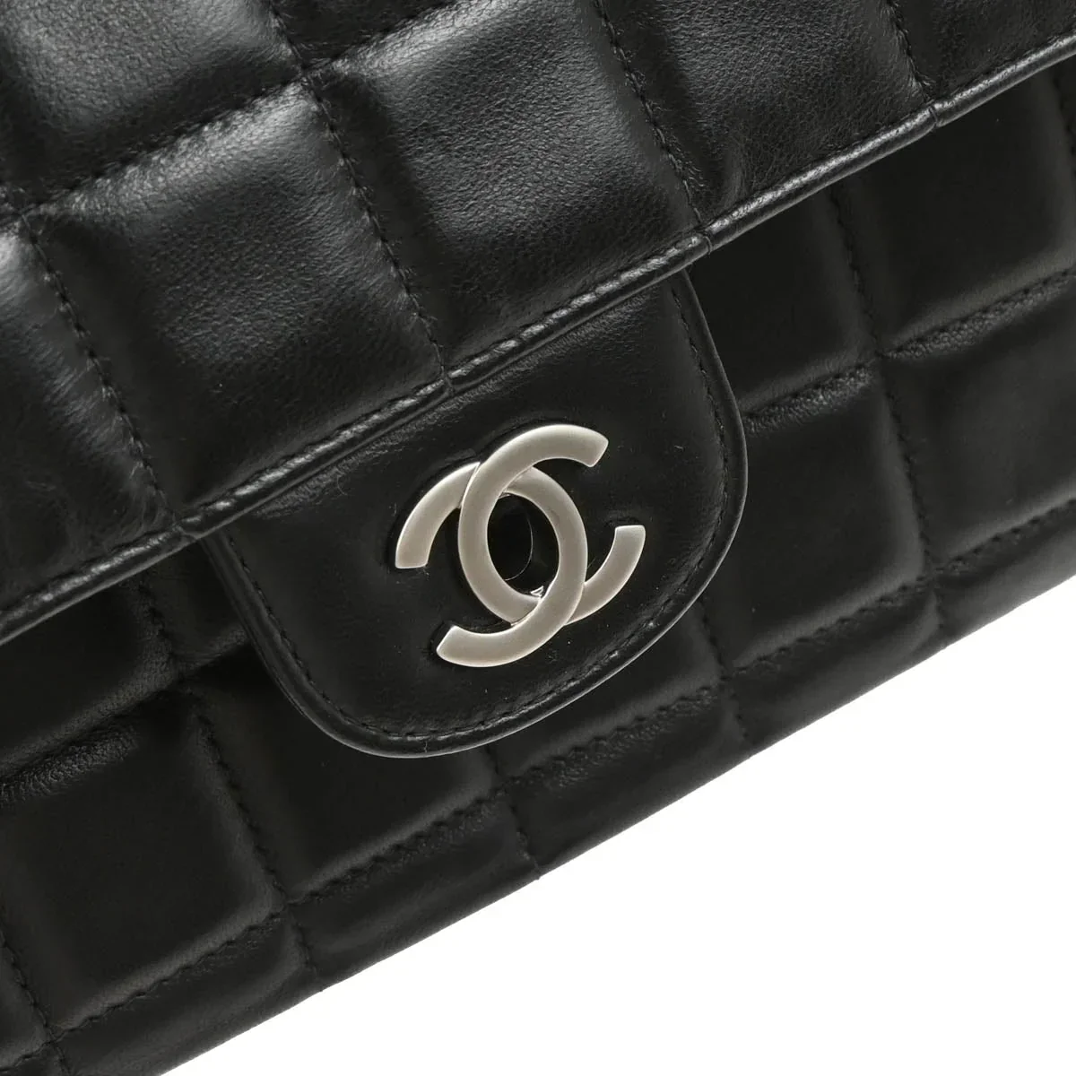 Chanel 2000-2001 Black Lambskin East West Choco Bar Shoulder Bag - Image 7