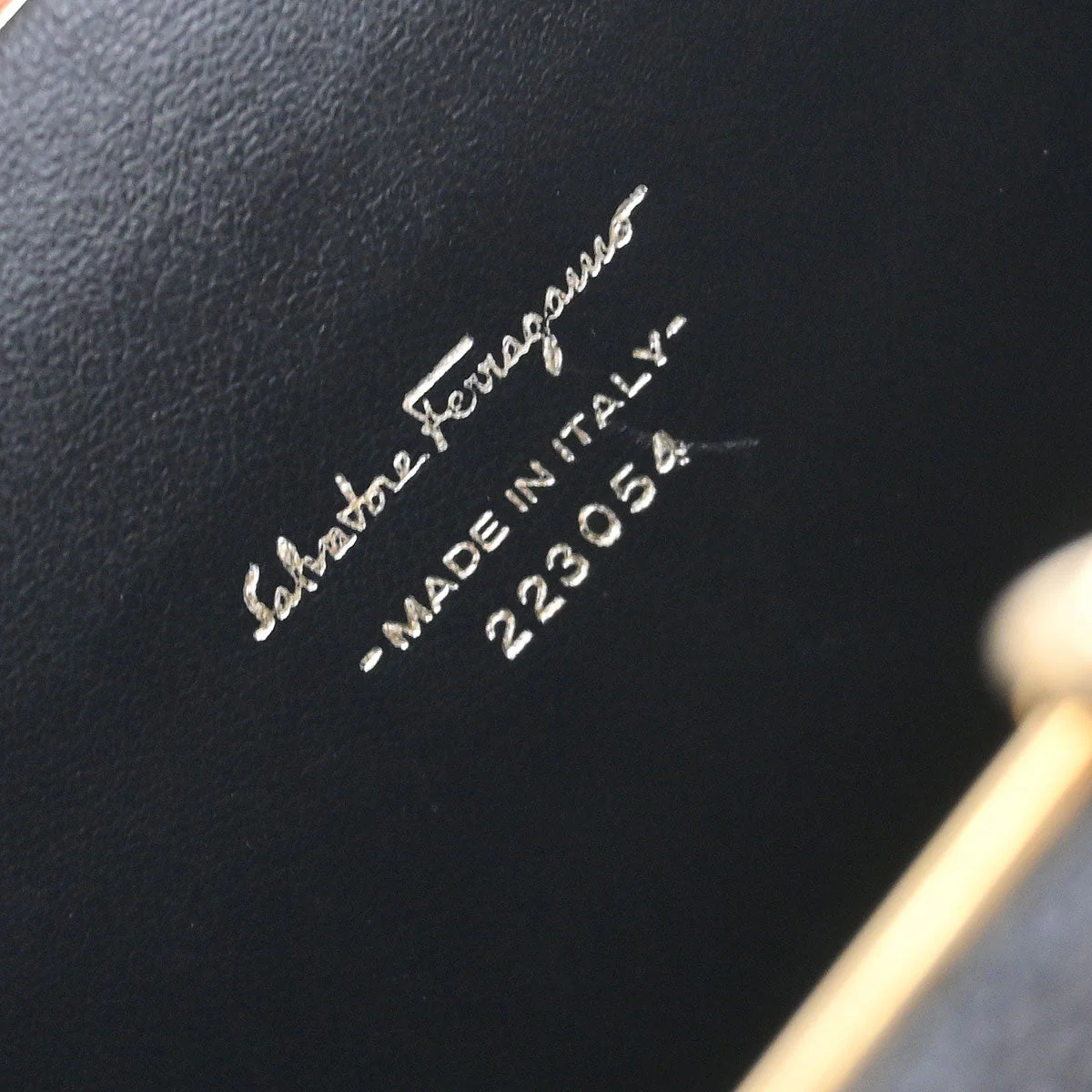 Salvatore Ferragamo Black Vara Bow Chain Shoulder Bag - Image 9