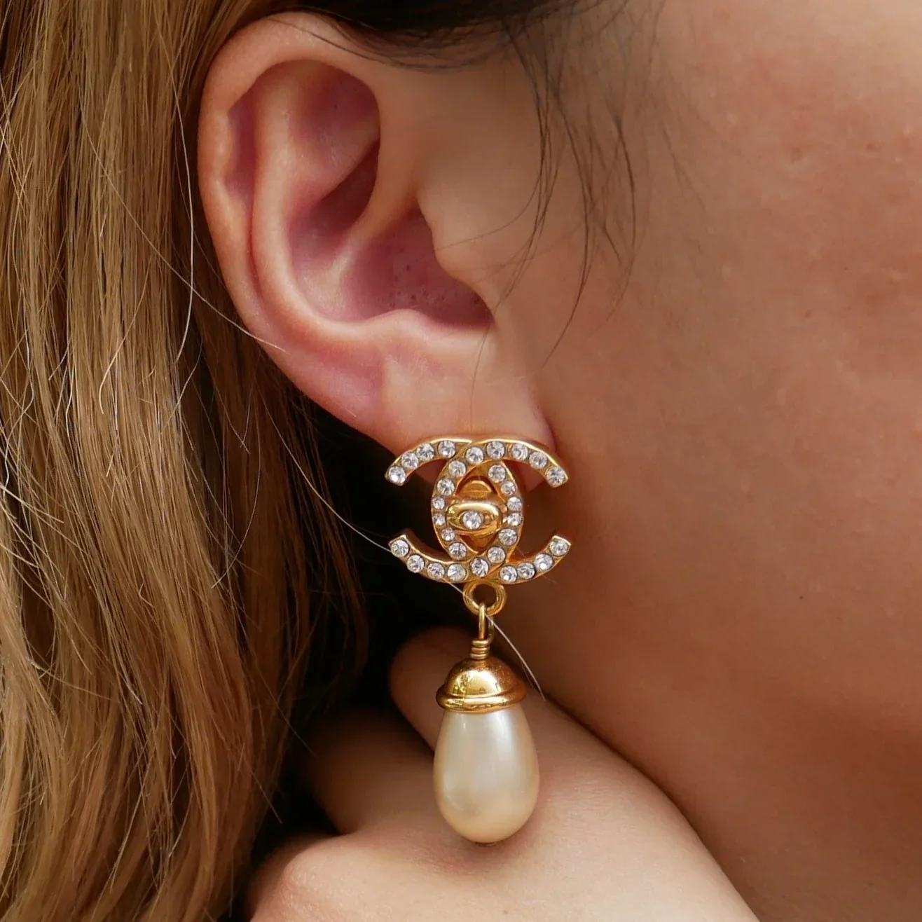 CHANEL 1996 Cristal & Faux Pearl CC Turnlock Earrings - Image 2