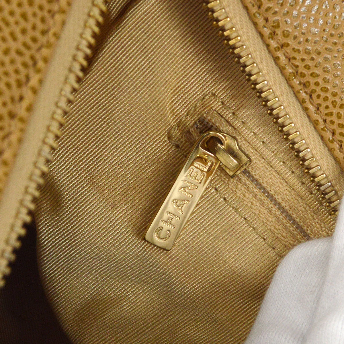 Chanel 2002-2003 Beige Caviar Hobo Bag - Image 8