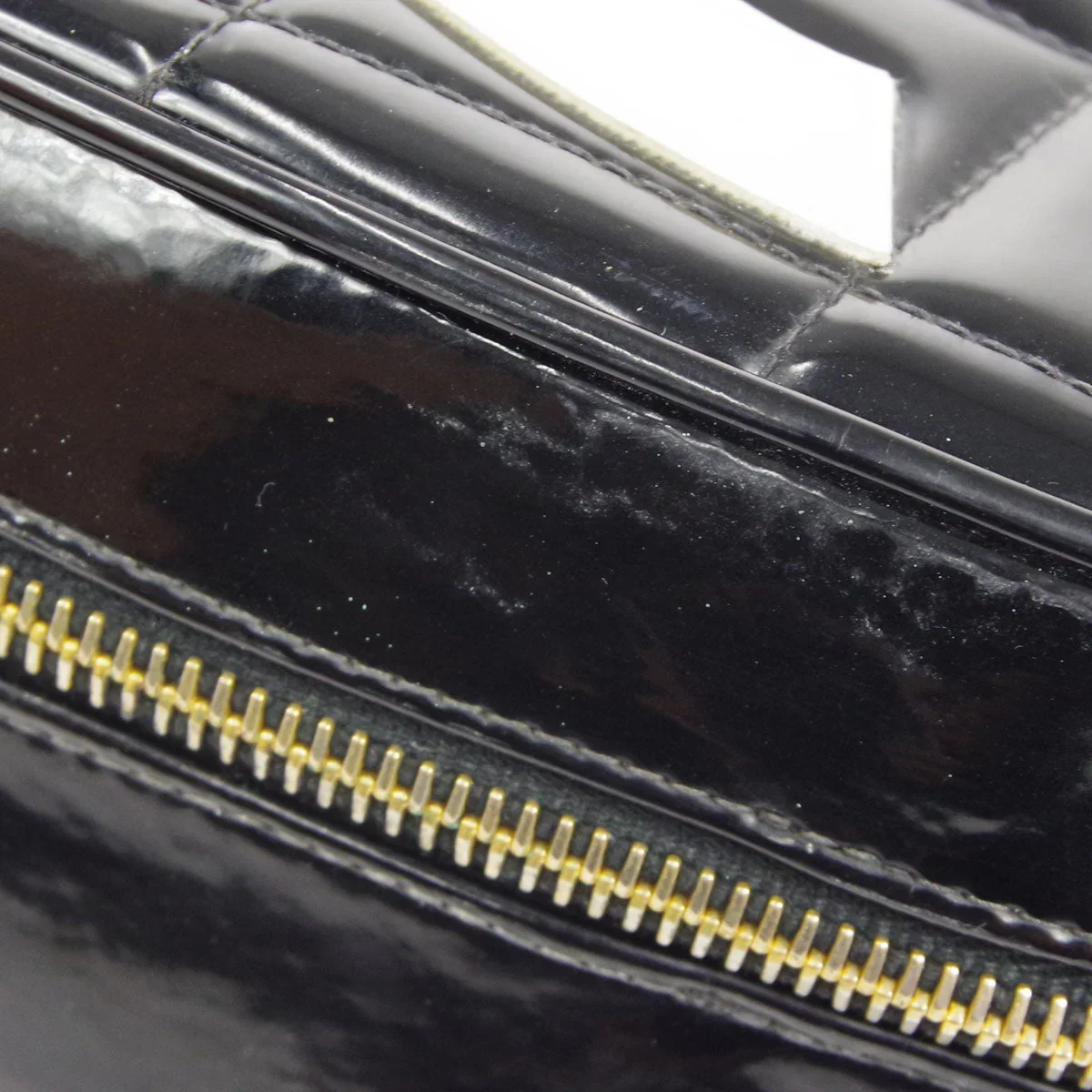 Chanel 1994-1996 Black Patent Leather Heart Vanity Handbag - Image 3