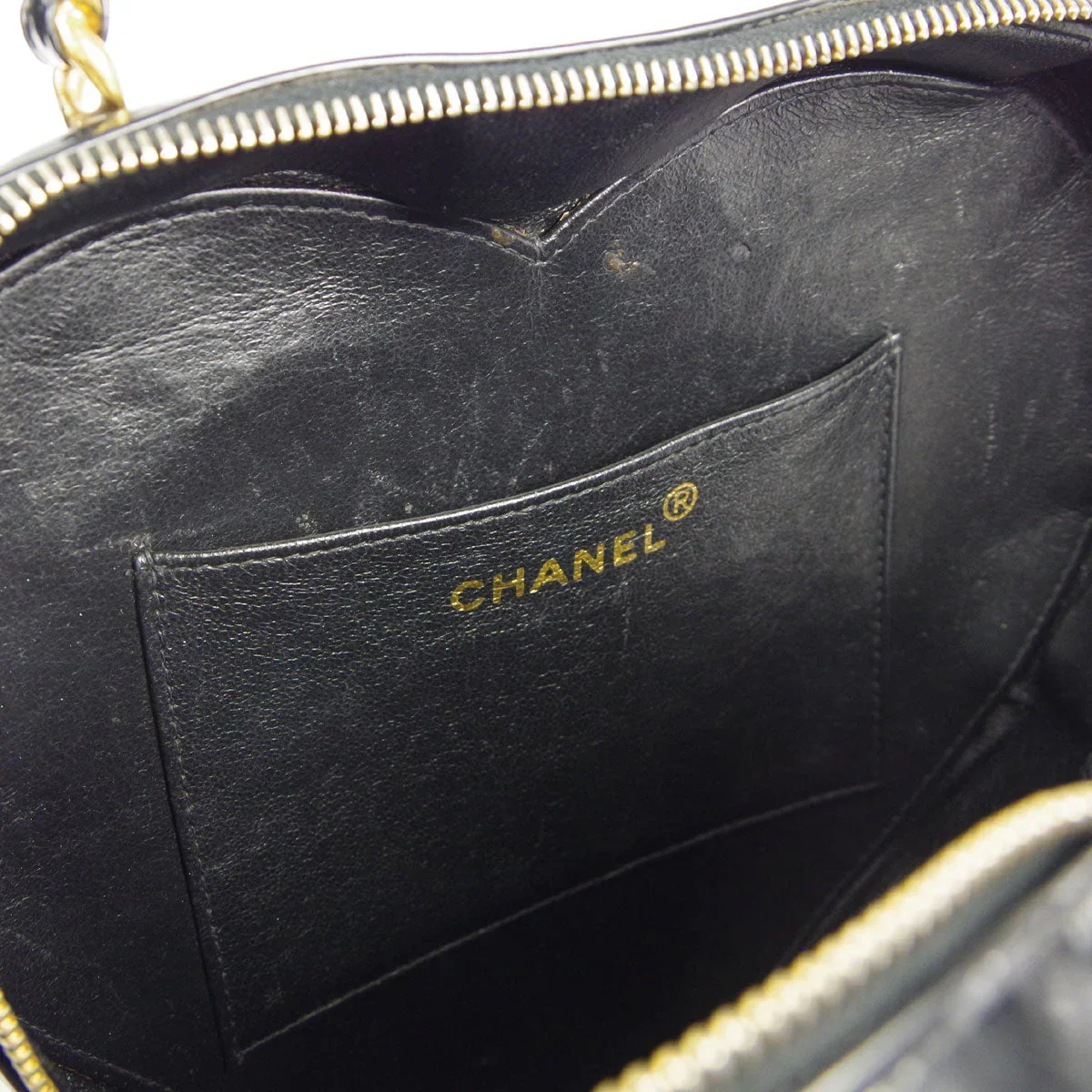 Chanel 1994-1996 Black Patent Leather Heart Vanity Handbag - Image 8