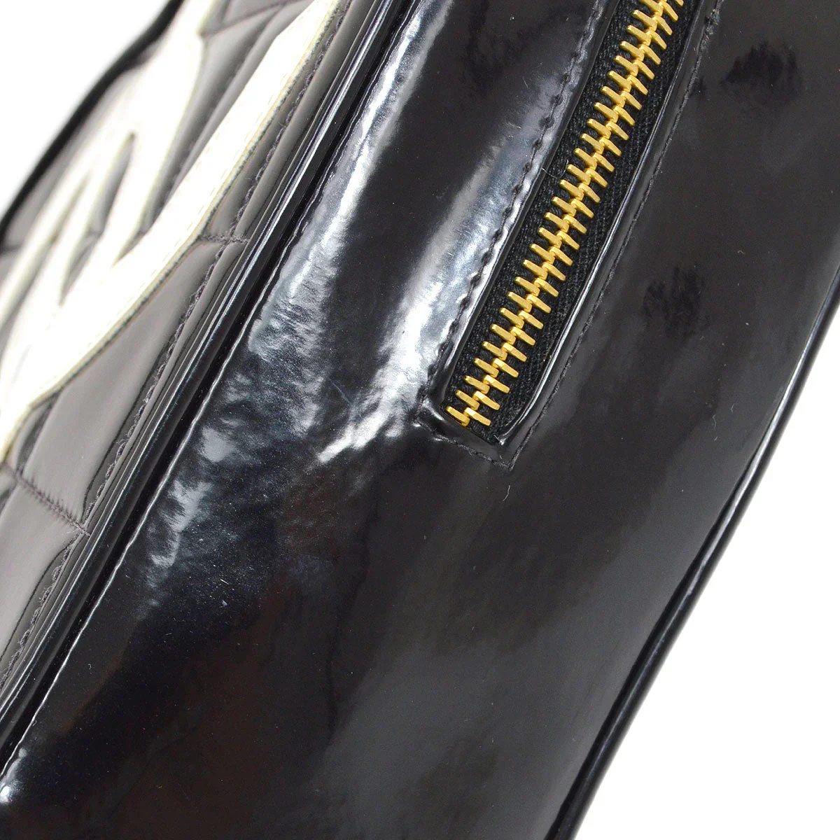 CHANEL 1995 Heart Vanity Handbag Black Patent Leather - Image 3