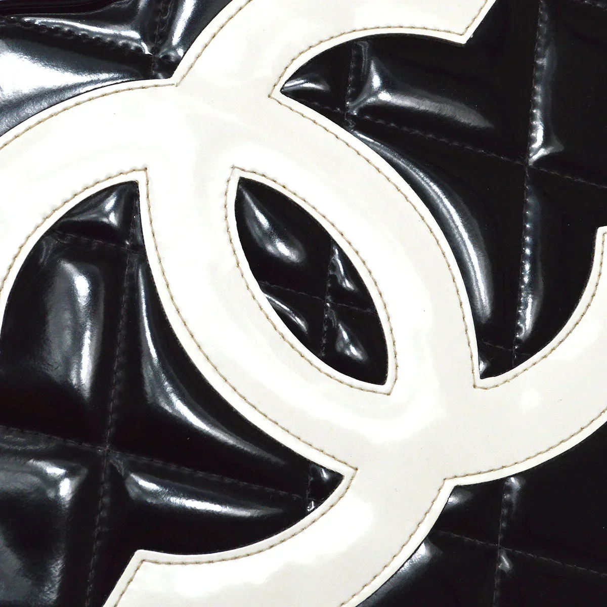 CHANEL 1995 Heart Vanity Handbag Black Patent Leather - Image 4
