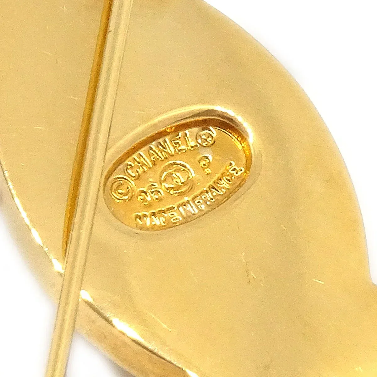 CHANEL 1996 CC Turnlock Brooch Gold Large - Image 3