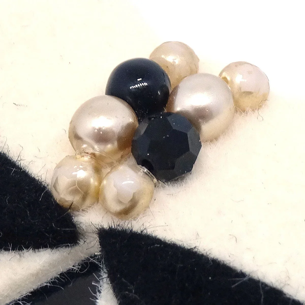 CHANEL 2002 Fall Pearl Bow Brooch - Image 4