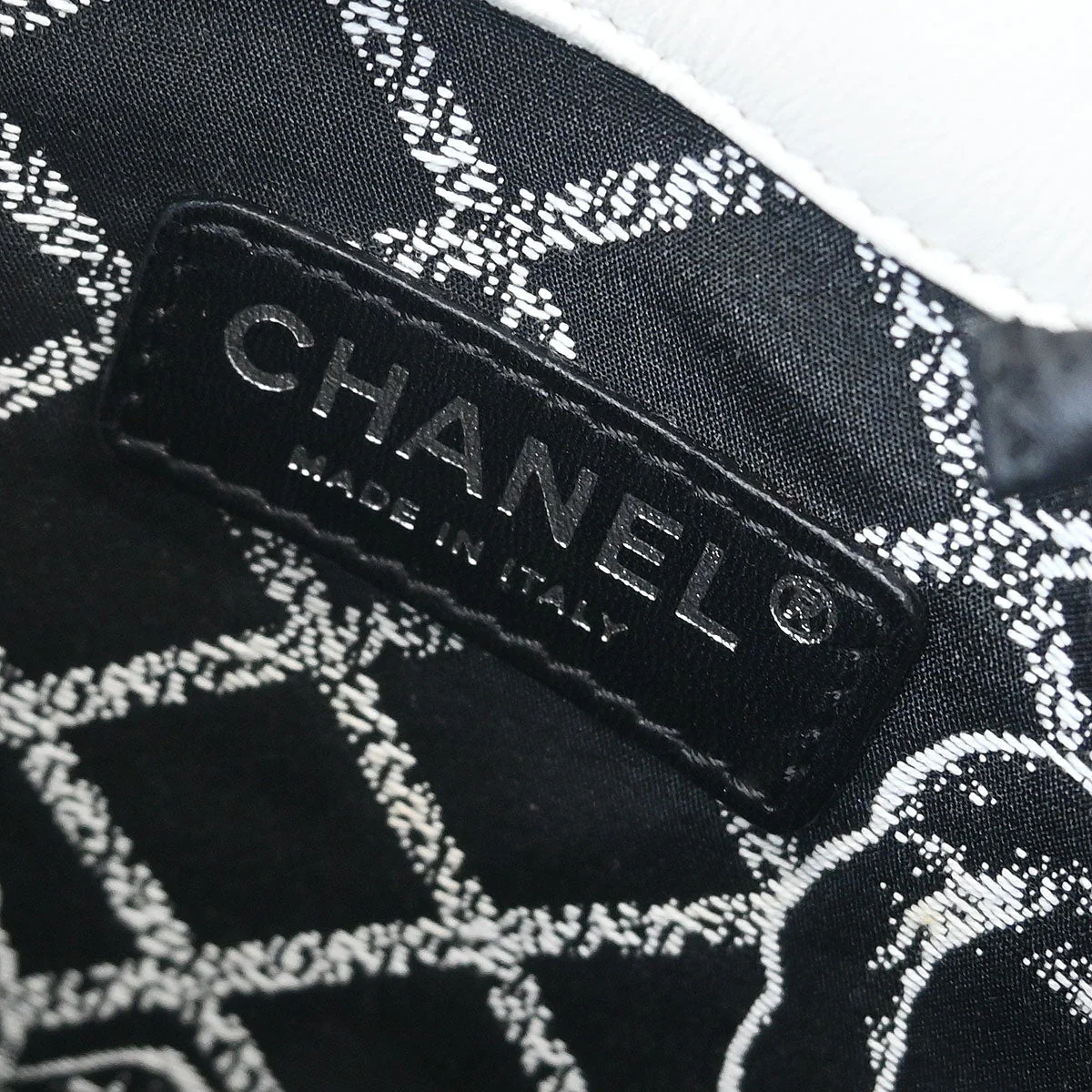Chanel 2008-2009 White Calfskin Handbag - Image 8