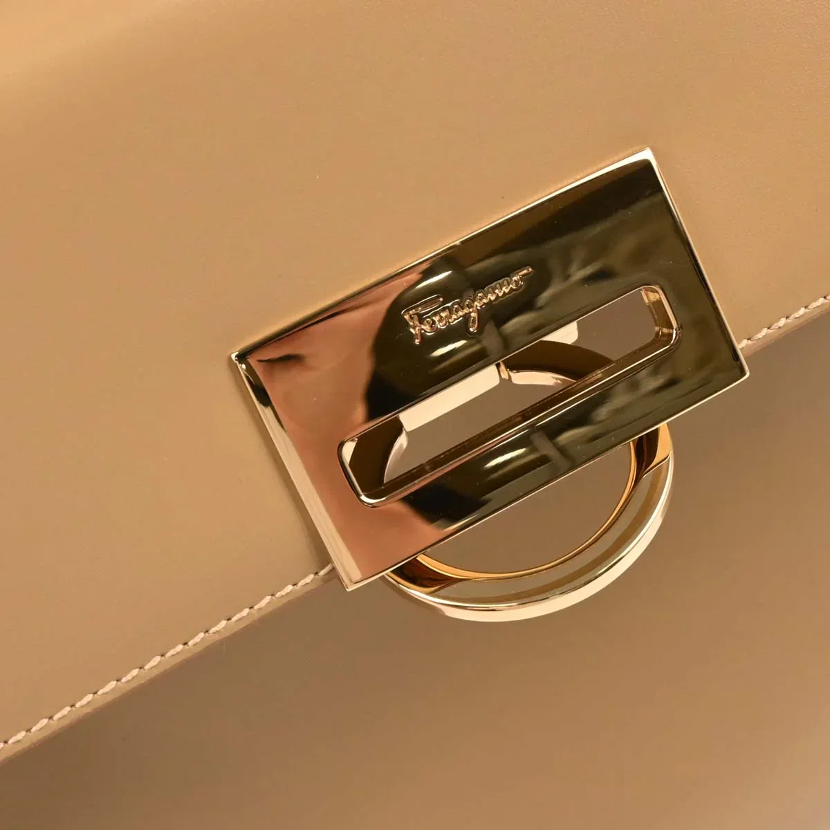 Salvatore Ferragamo Beige Leather Gancini 2way Shoulder Handbag - Image 6