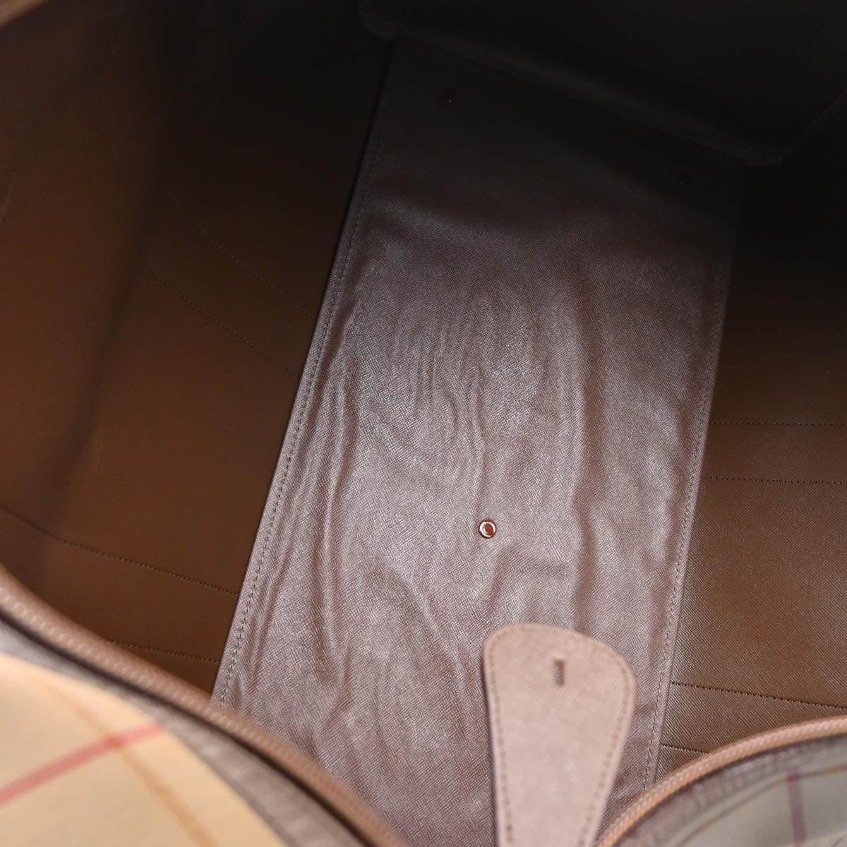 Burberrys Beige Duffle Handbag - Image 8