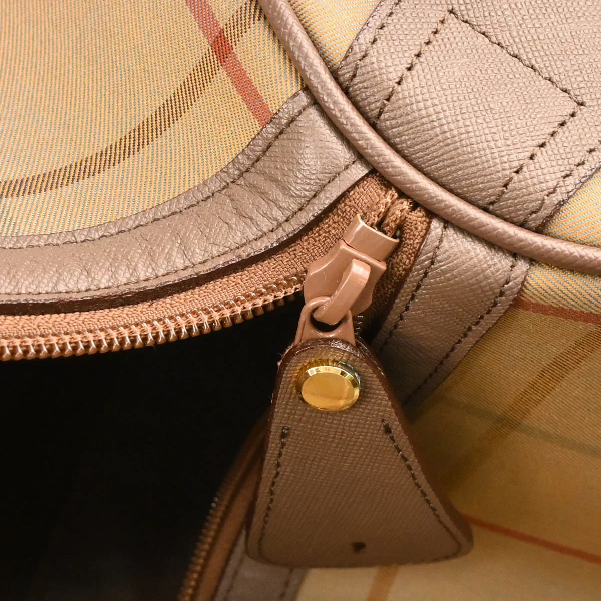 Burberrys Beige Duffle Handbag - Image 9