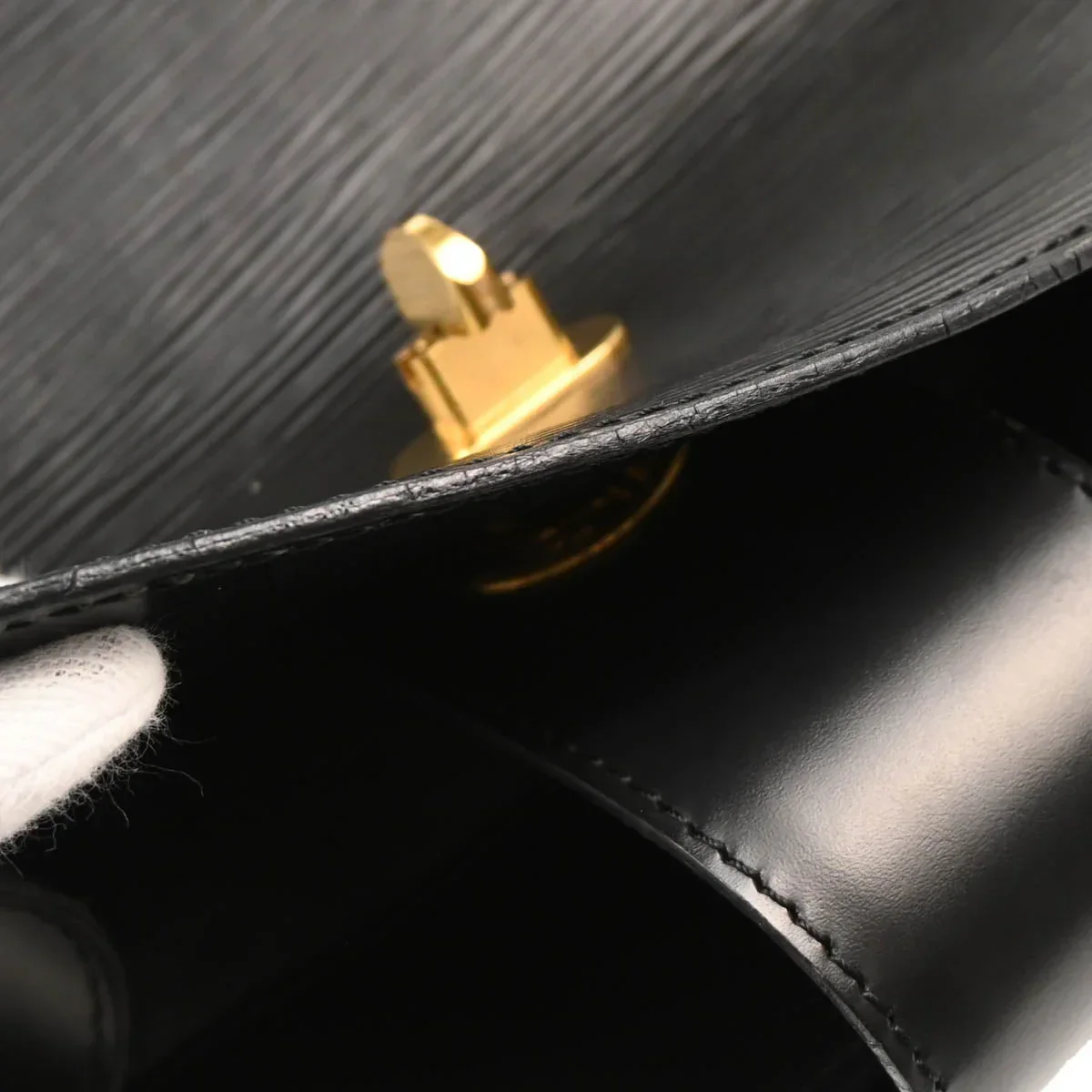 Louis Vuitton 1995 Black Epi Cluny Shoulder Bag M52252 - Image 6